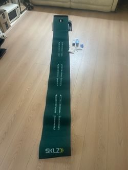SKLZ golf putting mat with Titleist balls n tees