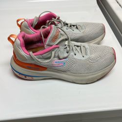 Women’s Skechers Size 6