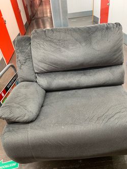 2pc Large Sofa Set (WILL BE CLEANED BEFORE PUCKUP/DELIVERY)