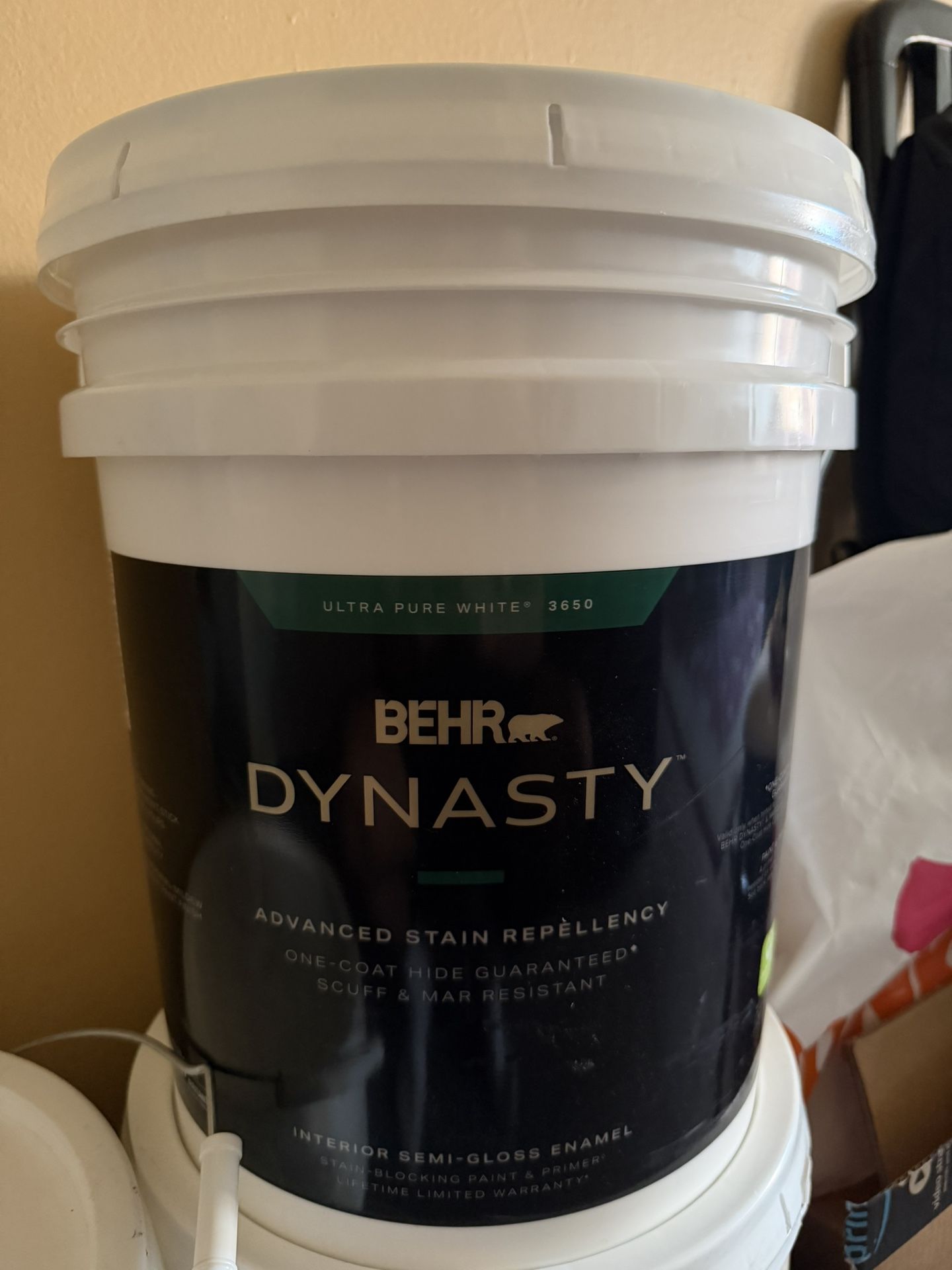 BEHR DYNASTY PURE WHITE COAT PRIMER ( 5 GALLON)