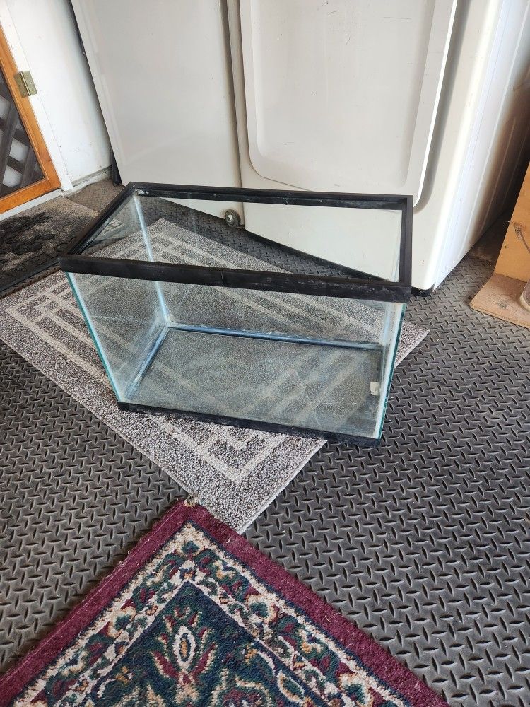 24 x 12 x 17" tall, good, sturdy aquarium/terrarium 