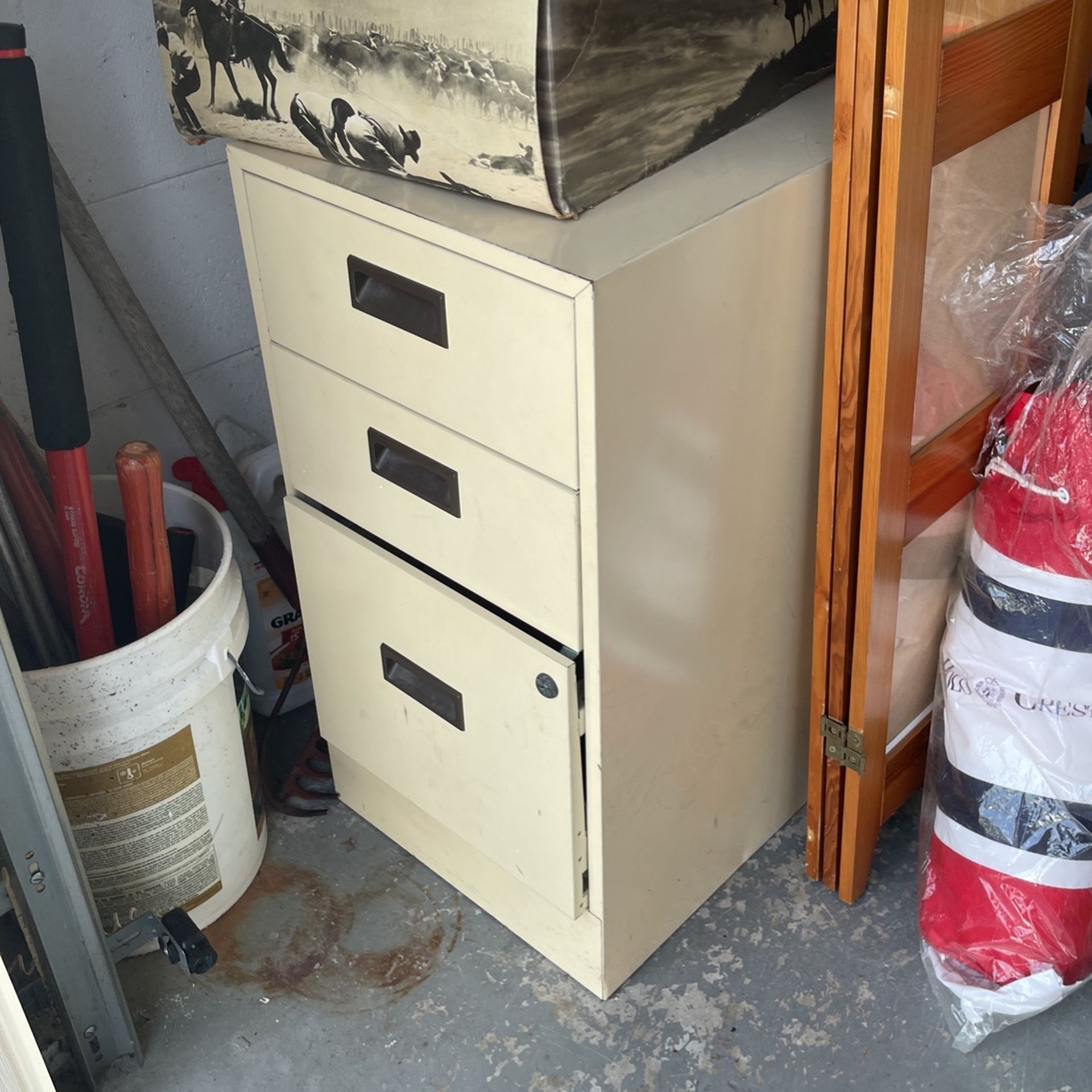 Filing Cabinet Three Drawers No Keys