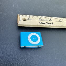 Apple iPod Shuffle Blue Clip-On MP3 Player Pre-Owned 