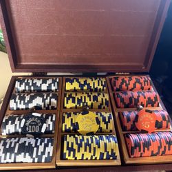 Harrahs Casino Chips With Case
