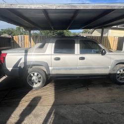 2004 Avalanche Clean Title 195 Miles $$$3900