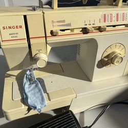 Singer Sewing Machine 