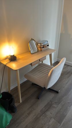DESK & CHAIR