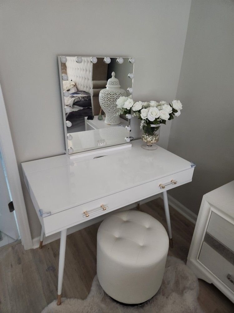 Beautiful Make Up Table With Light Up Mirror.Brand New