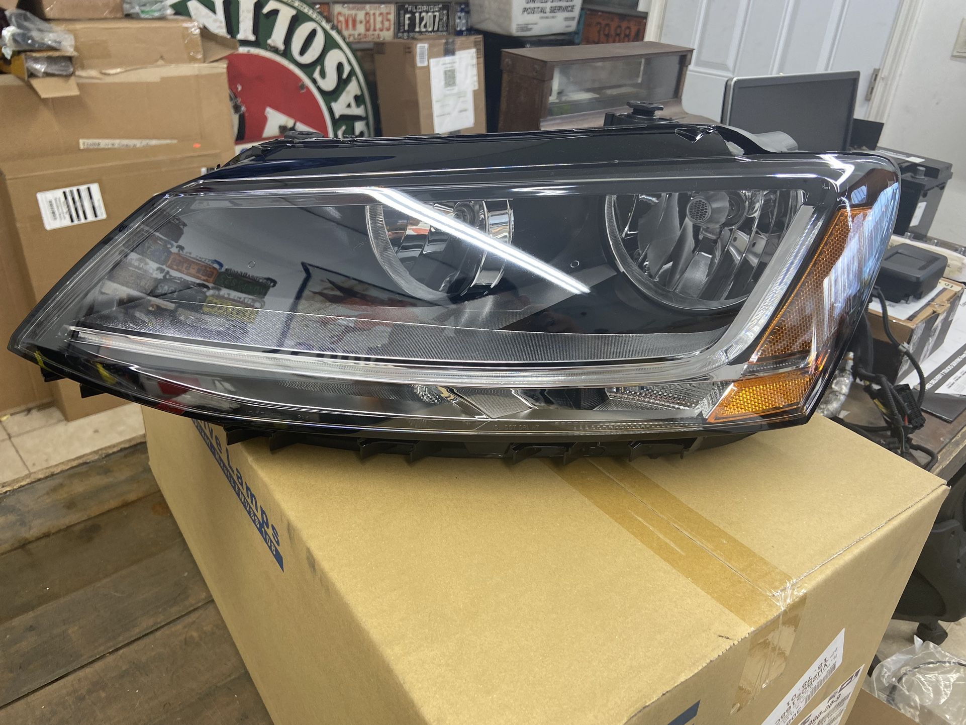 17-18 Vw Jetta Halogen Headlight left Driver Side