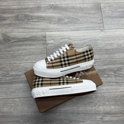 Burberry Shoes / Slides 