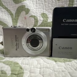 Canon PowerShot SD600 Digital ELPH 6MP Digital Camera