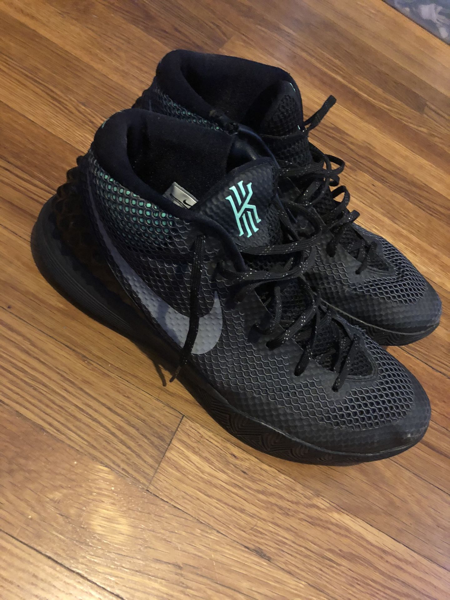 Kyrie Sz 13