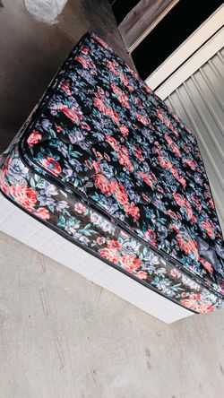 Set Queen Matteess And Box Spring Used Good Condition 