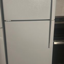 GE Top-Freezer Refrigerator 