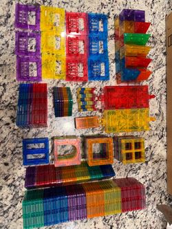Magnetic tiles with 2 cars plus extra cubes