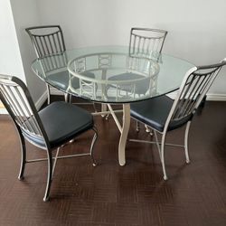 Wrong table With 4 chairs