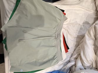 Lululemon liner less 5’ Medium men shorts 