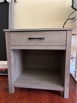 GARVEE Farmhouse Nightstand – Grey Wood Finish