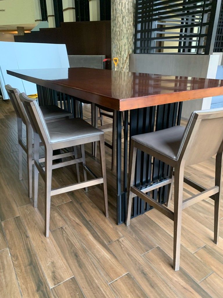 Elegant Kentucky Ranch Style Bar High Table