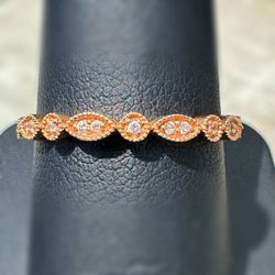 This gorgeous wedding band ring with white cz stone is made of 18k solid rose gold. Total weight: 1.70grams.  Size 9.75 ⭐️😎😀.  The total carat weigh