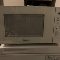 MAGIC CHEF MICROWAVE, WHITE