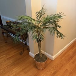 Gorgeous, Faux Palm Tree Corner Piece