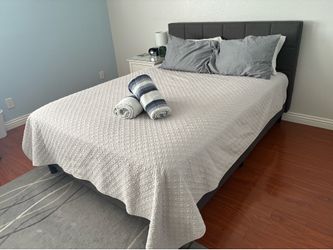 Bed frame: Queen size