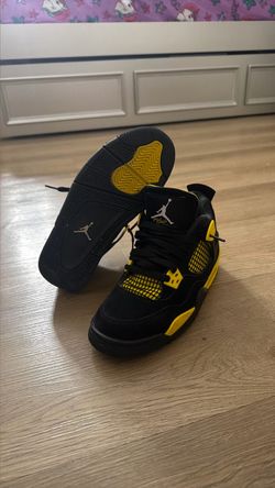 Air Jordan 4 Thunder Sneakers