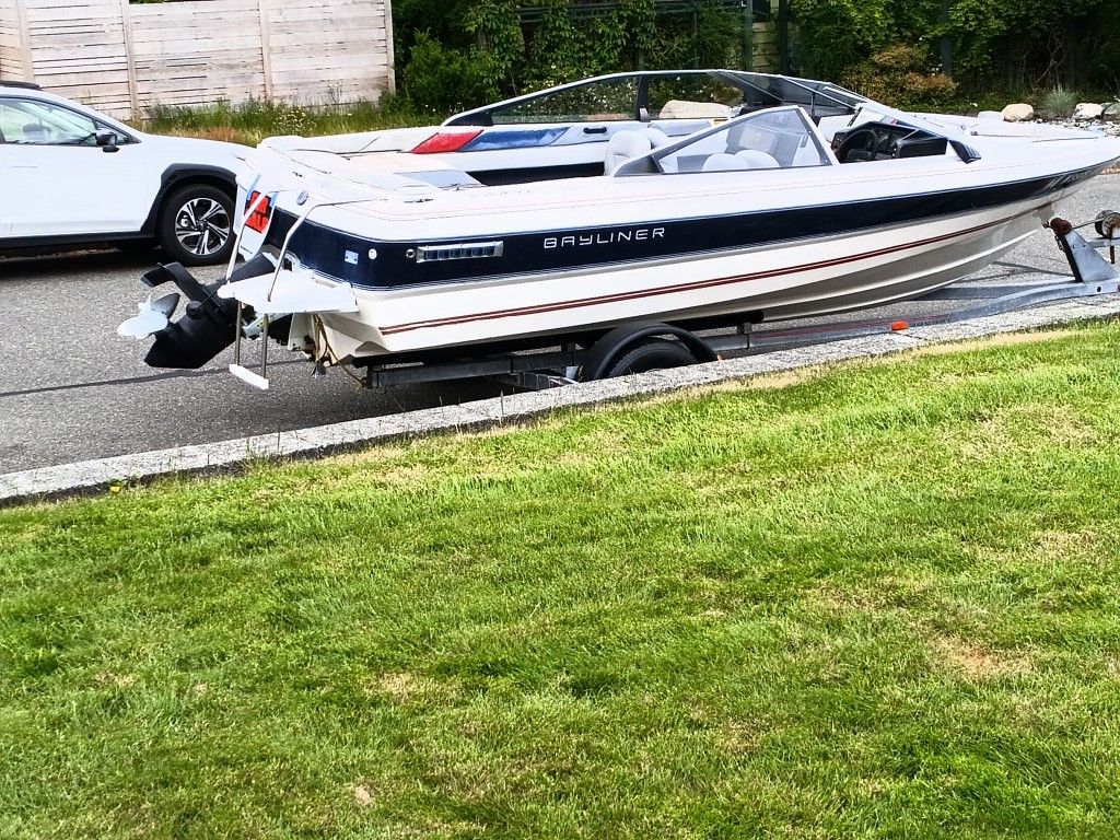 1989 Bayliner Capri with 5 liter v-8 in broad out