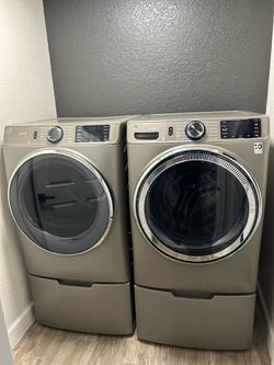 Selling GE Washer & Dryer with matching pedestal