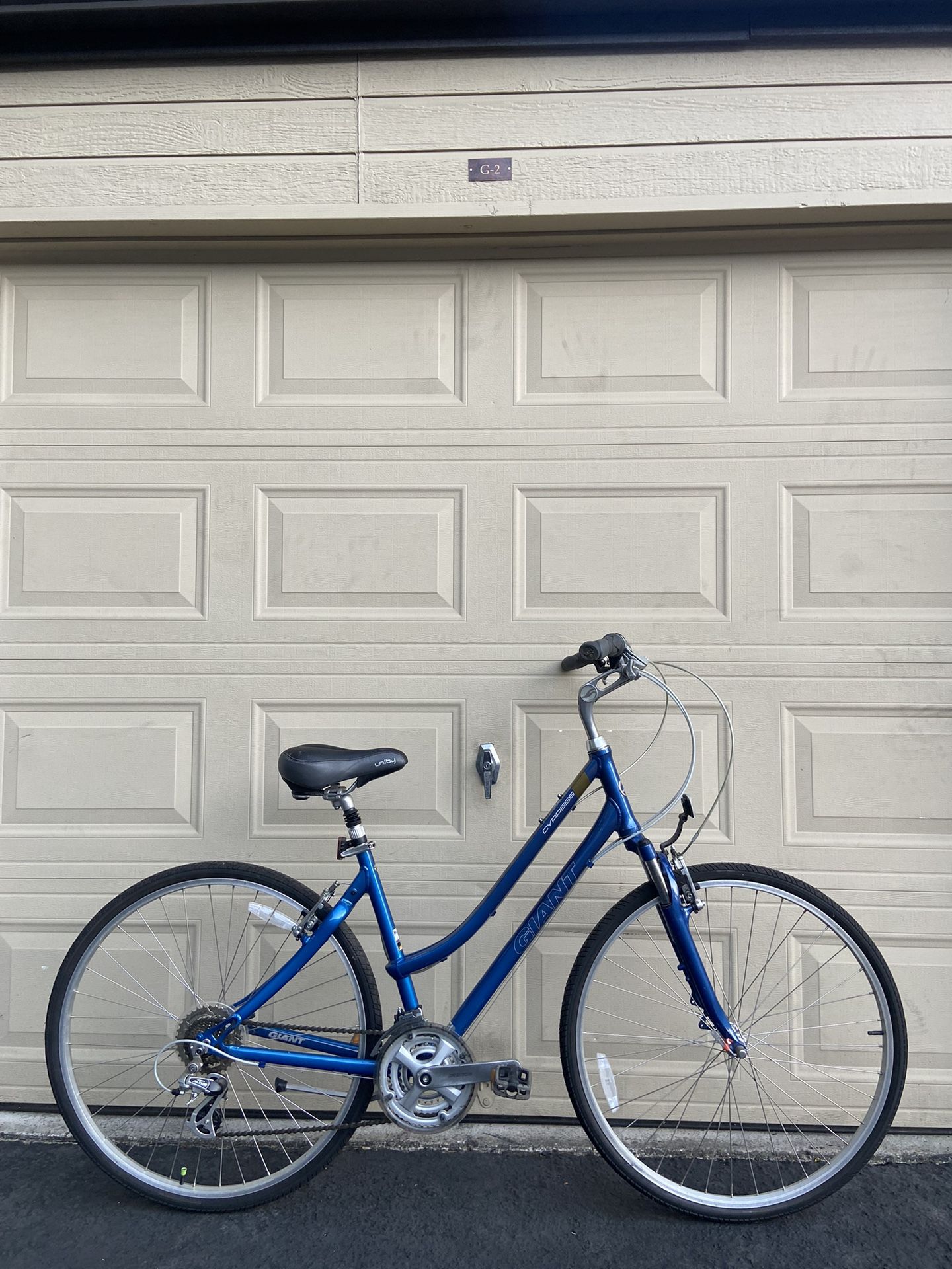 Giant Cypress Womenβs Step-Thru Comfort Bike β 700c β 21 Speed β Medium Frame Bicycle Commuter