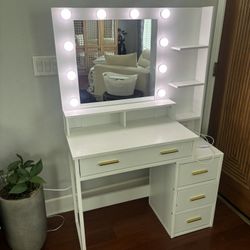 White Vanity Desk With Lights