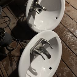2 sinks w faucet
