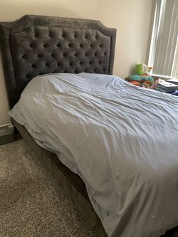 Queen bed with organic bamboo mattress