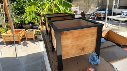 2 cedar wood planter box