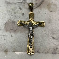Crucifix pendant 10k 7.5g