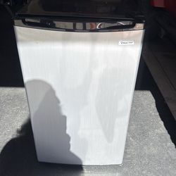 Refrigerator: Magic Chef 4.4 cubic feet