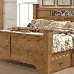 King Bed Set with Pine Grain Finish