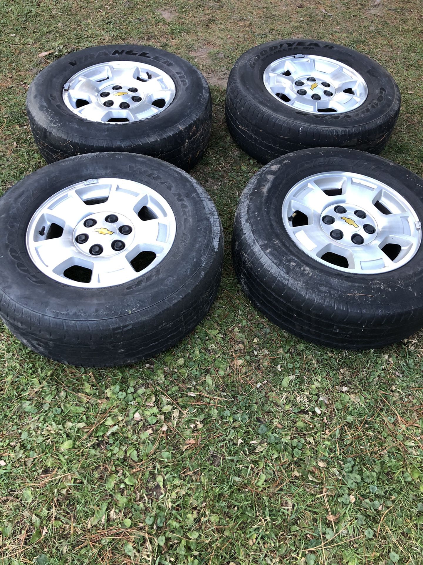CHEVY GMC TRUCK OR SUV’S 17” WHEELS AND TIRES GOOD CONDITION