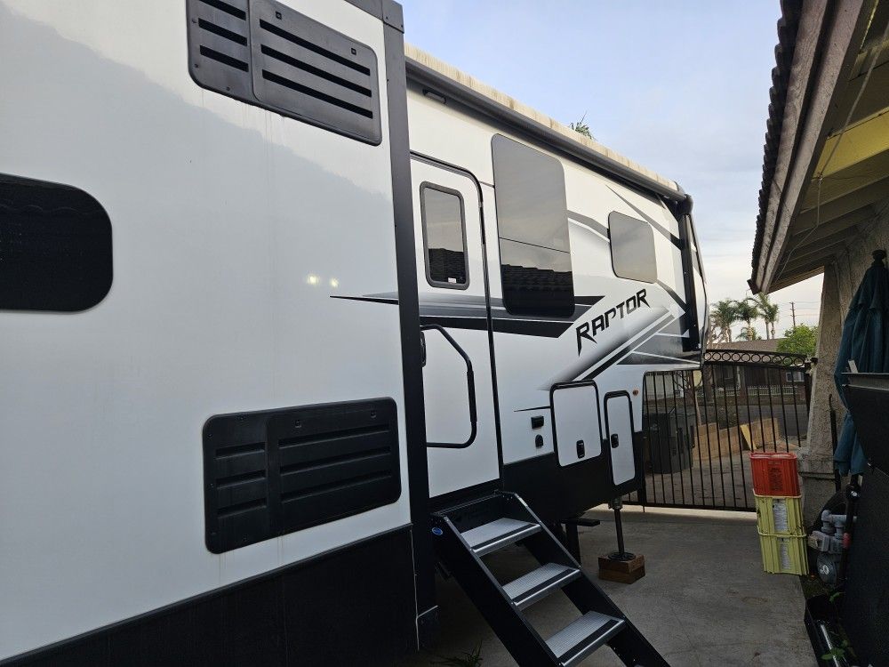 2022 Raptor 429 44' toy hauler brand new never used