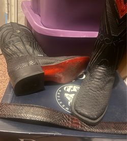 Size 9 python boots y cinto