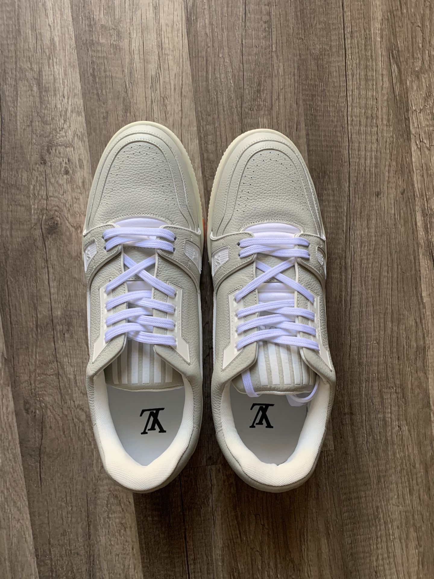 LOUIS VUITTON SHOES TRAINER SNEAKERS LEATHER LOGO LV for Sale in Lithonia,  GA - OfferUp