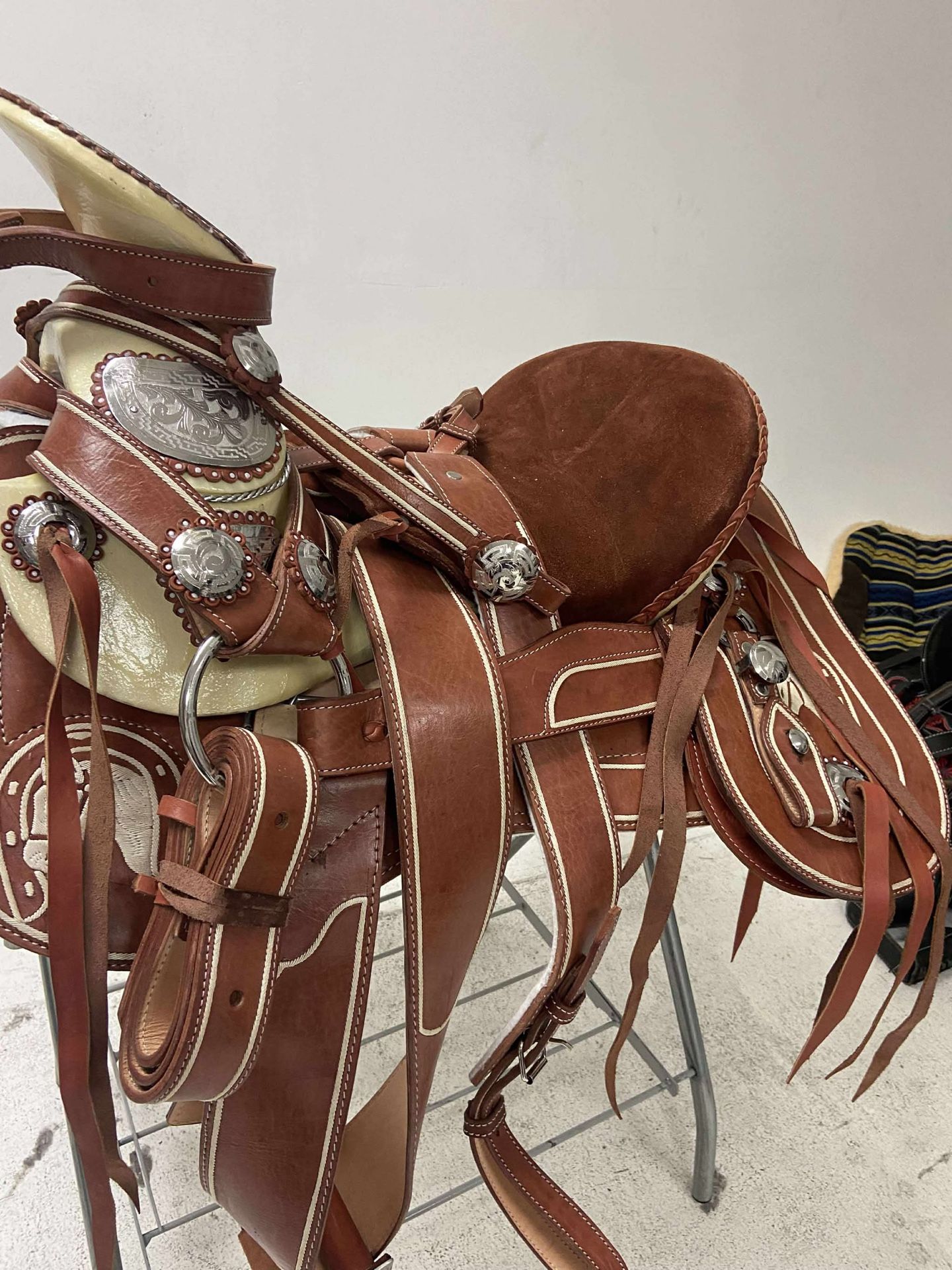 Nueva montura charra Pitiada original con Herrage y medio fuste plateado