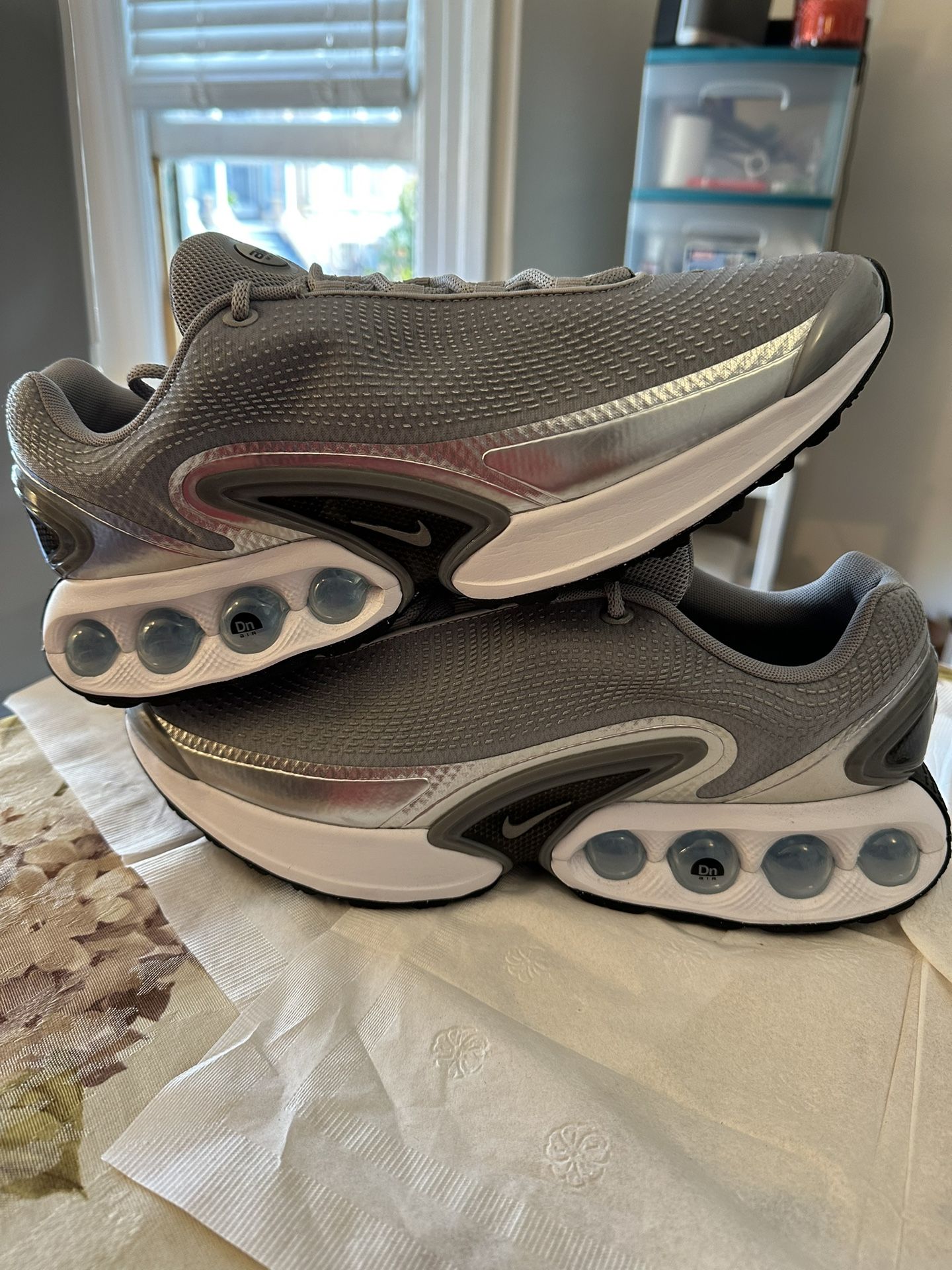 Women’s Nike Air Max DN “ Metallic Silver “ Size 15.5w/14m