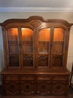 Thomasville Lighted China Cabinet / Hutch – Excellent Condition
