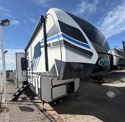 2022 Keystone Fuzion Toy Hauler/ rv/ travel trailer/ fifth wheel