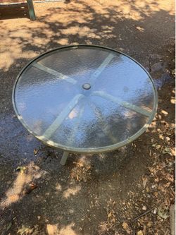 TROPITONE Round Outdoor Table