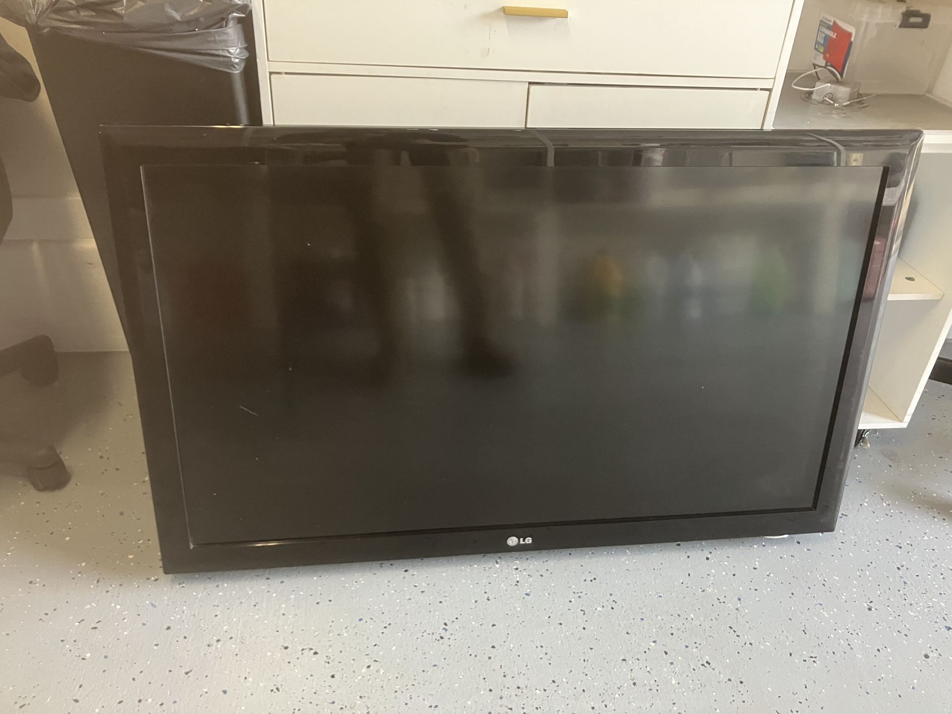 42” LG flat screen Tv