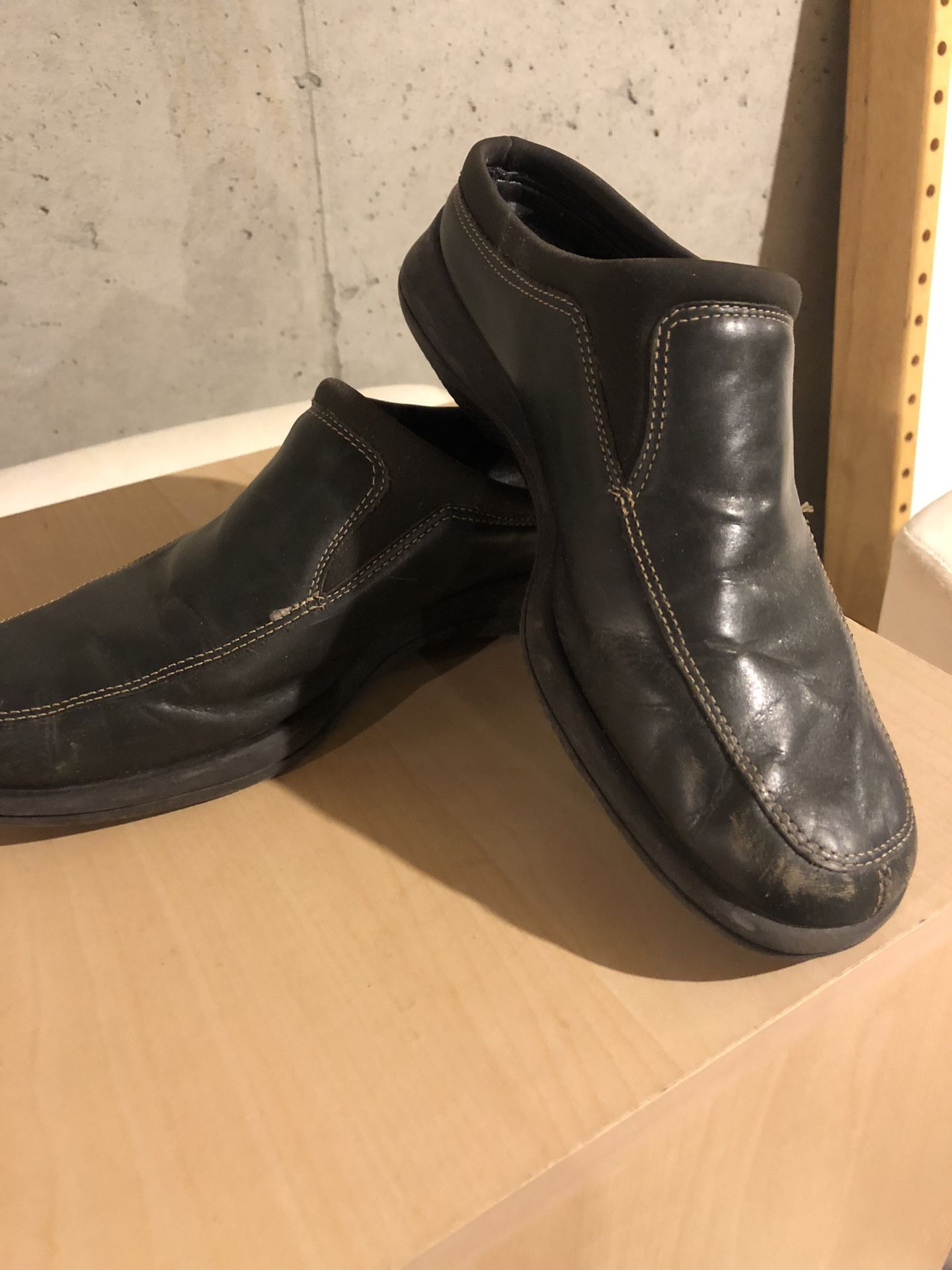 Women’s Black Leather Slip-on Size 7M