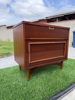 Vintage Mid-Century Modern 3-Drawer Dresser / Nightstand